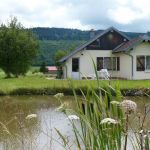 g&icirc;te avec vue sur l'&eacute;tang et les poissons rouges
