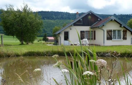 G&icirc;te n&deg;25G334 Arc-sous-Cicon - Doubs - g&icirc;te avec vue sur l'&eacute;tang et les poissons rouges
