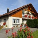 g&icirc;te &agrave; gauche de la maison