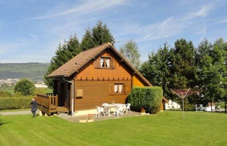 G&icirc;te n&deg;25G408 Montlebon - Doubs - chalet c&ocirc;t&eacute; sud et vue sur la vall&eacute;e
