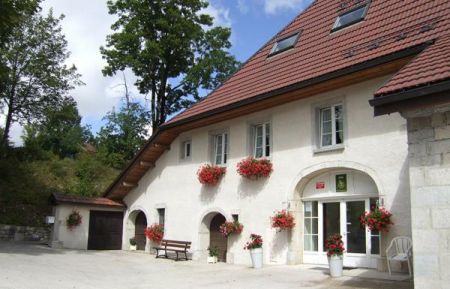 G&icirc;te n&deg;25G196 Sarrageois - Doubs - L'entr&eacute;e des G&icirc;tes en &eacute;t&eacute;