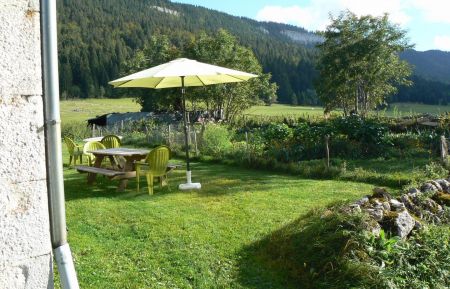 G&icirc;te n&deg;25G68 Chapelle-des-Bois - Doubs - photoPrintemps